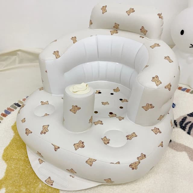 Lernen Sie auf Stühlen, aufblasbare Babysofas, sitzende und stehende Babyartefakte und trainieren Sie Kinder, um Sofasitze zu lernen