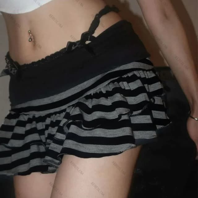 2026 Sommer neue Damenbekleidung Y2K Grunge schwarz und grau gestreifter Rüschen-Minirock hohe Taille elastische Taille enger A-Linien-Rock