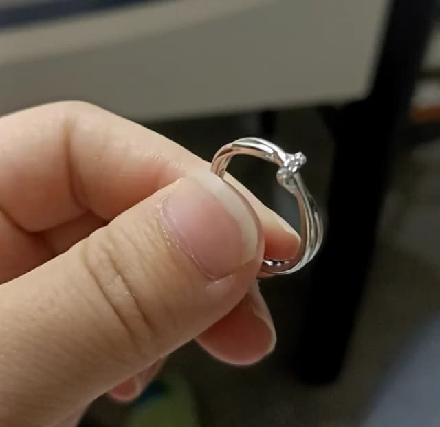 Die Ringdame hat eine einfache Öffnung, die verstellbar ist